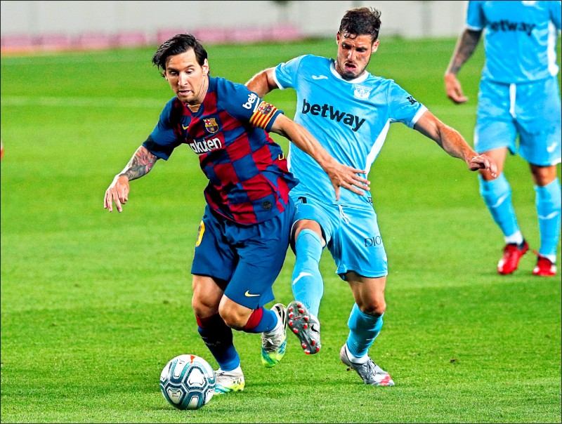 梅西曾被瓜迪奥拉安排踢陌生位置！他不断适应和学习，变得更强！